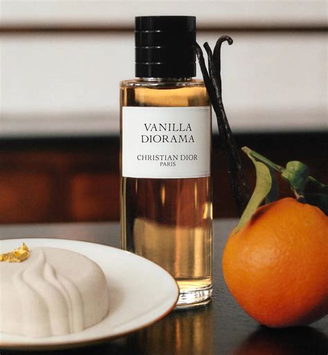 Dior vanilla diorama. In batters, one teaspoon of vanilla extract substitutes for a packet of vanilla sugar, but as a topping, plain sugar is an acceptable substitute. It depends on what the recipe requ... 