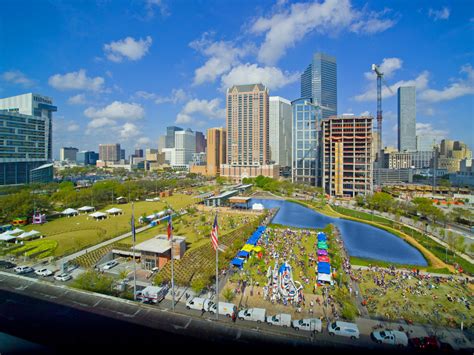 Discovery green. ABOUT DISCOVERY GREEN ® Discovery Green ® is a highly acclaimed 12-acre park created by a public-private partnership between the City of Houston and the nonprofit Discovery Green Conservancy in downtown Houston, Texas. Since opening in April 2008, the park has welcomed more than 20 million visitors. 