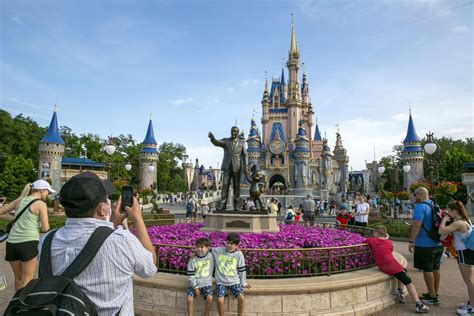 Disney World reaches union deal with minimum $18 hourly wage