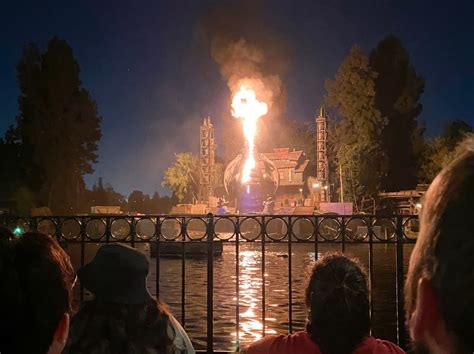 Disneyland temporarily pauses 'Fantasmic!' performance after fire