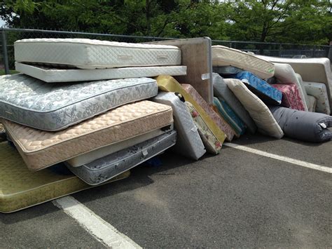 Dispose mattress. Mattresses are usually made up of multiple layers of different padding. Foam, memory foam, latex and springs are the most common materials inside your mattress. 1. Use a knife, you can remove the springs from your mattress and recycle them. Foam and latex padding can be used for cushioning, sound insulation on walls, or soft padding for kids. 2. 