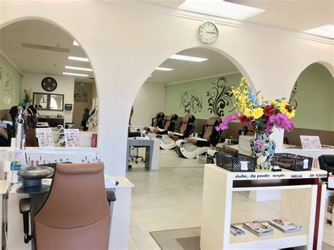 Diva nails and spa. This is my go-to nail salon in Schaumburg. Min and Tina are my recent favorite technicians, but almost everyone does a great job. I've only had a few disappointing manicures, and I'm pretty sure the people who did them don't even work there anymore. 