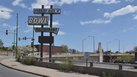Diversey river bowl. Aug 31, 2023 · Rock pumps through Diversey's sound system over the center's 36 lanes every night of the week. Thursday through Saturday the best light show in the city starts at 8:30. 