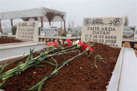 Diyarbakır’da depremde hayatını kaybedenlerin mezarlarına karanfil bırakıldıs