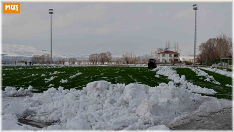 Diyarbakır Çınarspor ile Yeşil Vartospor maçı öncesi saha kardan temizlendis