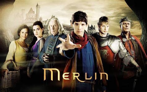 Dizi, taşradan gelen Merlin adlı bir büyücünün, annesinin tavsiyesi üzerine Camelot'a, saray şifacısı Gaius'ın yanına hizmetkâr olarak gelmesiyle başlıyor.