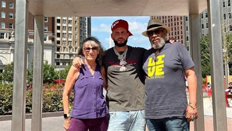 Dj drama parents. According to sources, DJ Drama was born to Michael Simmons and Dina Portnoy. His father is African-American and his mother is of Russian Jewish descent, providing him … 