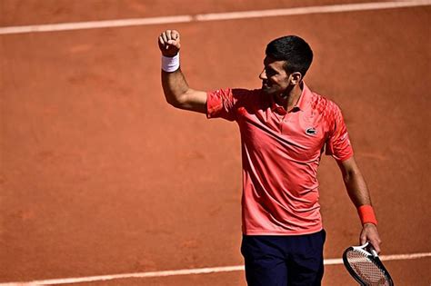 Djokovic breaks tie with Nadal by reaching French Open quarterfinals for 17th time; Alcaraz wins