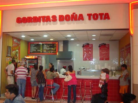 Doña tota. Victoria, Tamaulipas, donde Doña Carlota Murillo empezó a vender sus deliciosas gorditas rellenas de guisos mexicanos. Para 1978 este modesto carretón pasa a un restaurante de gorditas después de 26 años de estar consintiendo a los consumidores tamaulipecos. 