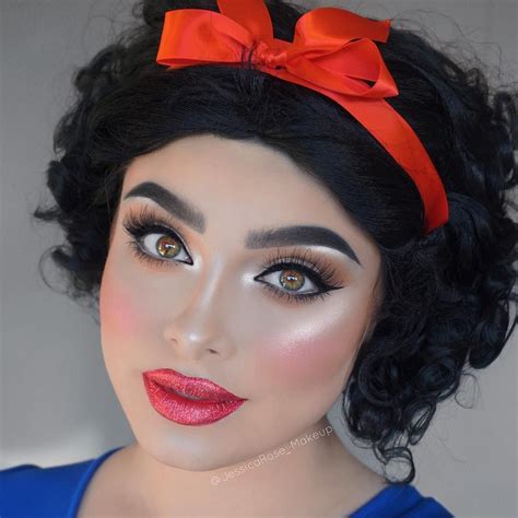 Do a pinup Snow White makeup & hair look for Halloween