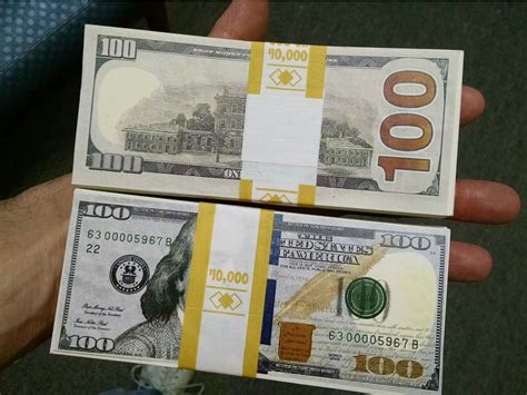 Do all $100 bills have strips. The thread in a $100 bill glows pink when illuminated by ultraviolet light (UV). It is present in most of the US bills (excluding the small-denomination $2 and ... 