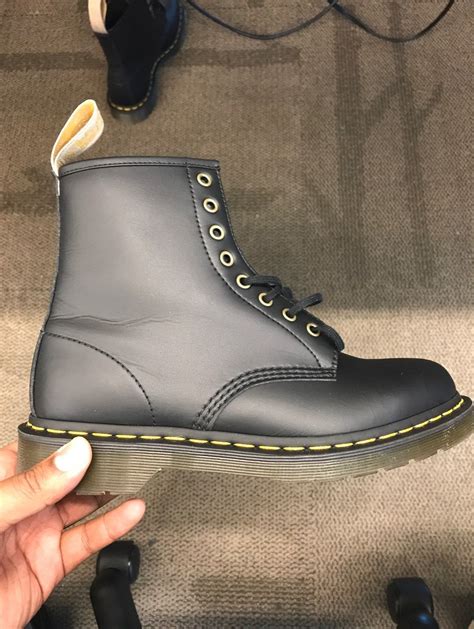 Do doc martens run big or small. Do Doc Martens Chelsea run big or small? Dr. Martens Women's 2976 Alyson W/Zips Snow Boots. Dr. Martens Chelsea Boots run big so you would have to wear insoles for it to feel snug. Store clerks suggest, however, to size down when purchasing this style because the leather stretches out after heavy usage. They … 