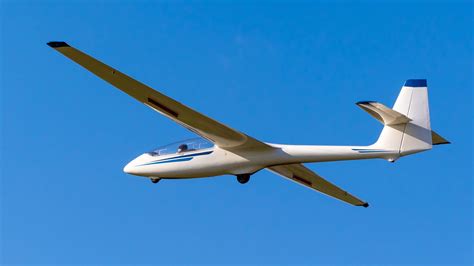 Do gliders have engines