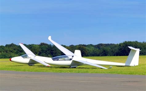 Do sailplanes have engines