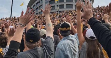 Do the Wave! 70,000 Iowa Football Fans Wave To Kids In Hospital …