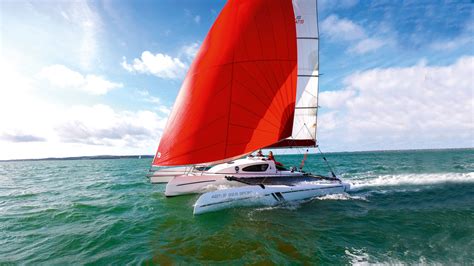 Do trimarans need keels
