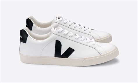 Do vejas run big or small. VEJA has been gaining popularity for its ethically-produced sneakers. Their earnest commitment to environmental sustainability and timeless design aesthetics pull toward fashion-savvy and eco-conscious customers.Do VEJAs run big or small? This question will come first when you have decided on a purc... 
