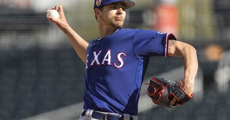 Dodgers acquire minor league RHP Vanasco from Rangers for LHP Valdez