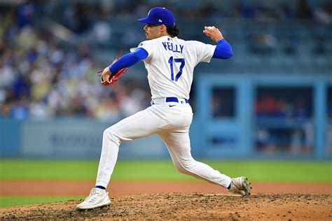 Dodgers bring back Joe Kelly as trade deadline nears
