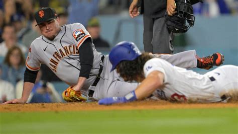 Dodgers capitalize on Giants’ physical and mental blunders to win 7-2