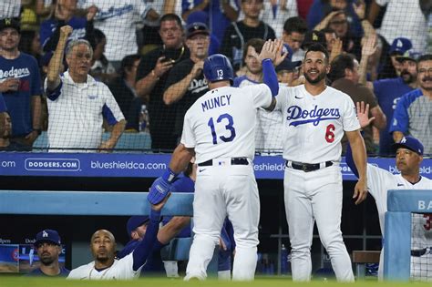 Dodgers win 9th in a row with 6-2 victory over Brewers in matchup of NL division leaders