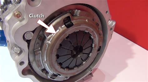 Does a manual transmission have a flywheel. - Triumph 350 500 1964 reparatur service handbuch.