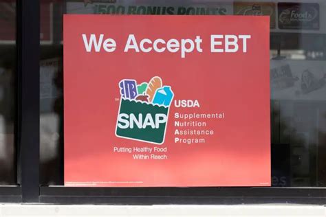 Does Randalls accept EBT? We accept Visa, MasterCard, Discover, and American Express credit cards, and most bank-issued debit cards. We also accept SNAP EBT/EBT Cash payment cards for in-store purchases and, at select locations, for online orders scheduled for pickup (Visit our SNAP FAQ to learn more).. 