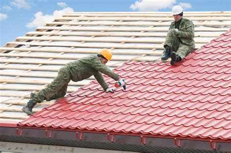 Does home insurance cover a leaking roof? It definitely can.