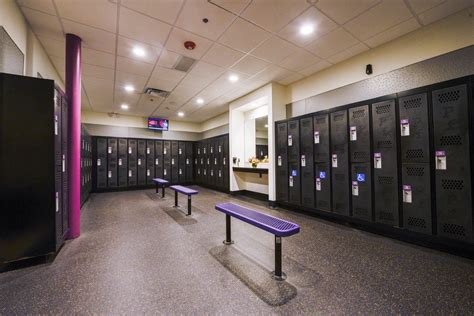 Does planet fitness have a shower. Will Planet Fitness let me shower? Yes! Planet Fitness offers private showers with curtains, as well as clean, spacious locker rooms. However, Planet Fitness does not provide a towel service or provide toiletries like shampoo or soap. Access to a shower can certainly cut down on your morning commute, … 