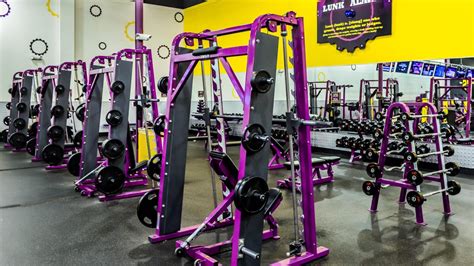Does planet fitness have free weights. Gyms that are specifically devoted to beginners and making them feel more comfortable do not have free weights. A prime example is Planet Fitness, one of the biggest gym franchises in the world with top-class amenities like HydroMassage and Tanning Beds. And yet, Planet Fitness does not have heavy free weights. 