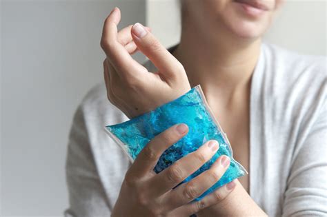 Does putting an ice pack on an injury reduce swelling?