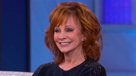 Does reba wear wigs. I did wear wigs when I did Annie Get Your Gun, and then on one tour where we went from Reba in 1974 to present Reba, I did wear the big wigs and had my short hair at the end. And I’ve done it on ... 