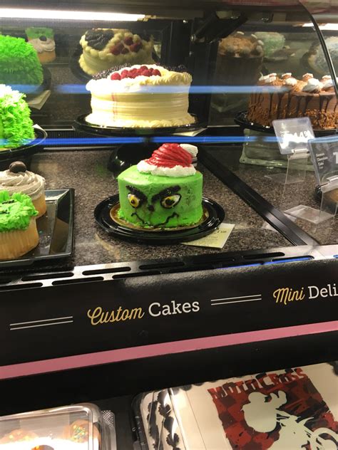 Yes, Safeway located at 440 N Estrella Pkwy, Goodyear, AZ has an in-store bakery with a variety of bakery goods made from scratch! From custom cakes, pastries, and many other delicious options you can find them all made in house by our in-store baker. Schedule an order for pick up in-store today!. 