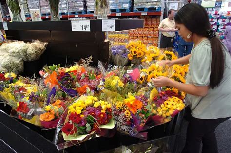 Does walgreen sell flowers. Yes, Walgreens will sell fresh flowers at its shops for important occasions such as Valentine’s Day and Mother’s Day in 2022, but not all year. Roses ($14.99 a dozen), tulips, and orchids ($9.99 or less … 