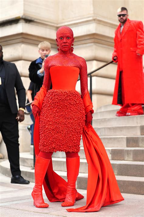 Doja cat red outfit. Published on: Jan 23, 2023, 5:02 PM PST. 6. Doja Cat has taken the fashion world and social media by storm after appearing at a Paris Fashion Week show in a look that took five hours to pull ... 