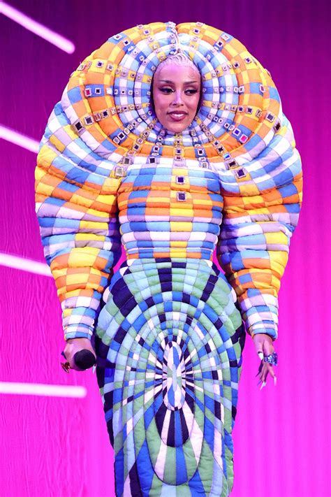 Doja cat vmas. September 12, 2021. /. 9:49 PM. Jamie McCarthy/Getty Images. Taking a break from her hosting duties at the 2021 MTV Video Music Awards, Doja Cat took the stage for a sizzling live performance of ... 
