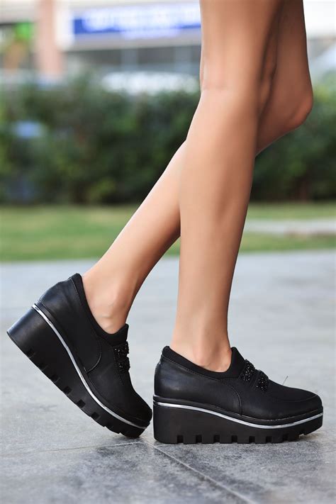 Dolgu topuk siyah spor ayakkabı