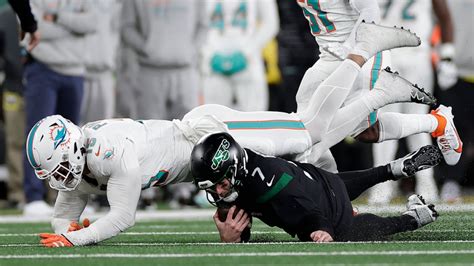 Dolphins’ Holland calls MetLife Stadium turf ‘trash’ after teammate Phillips injures Achilles tendon