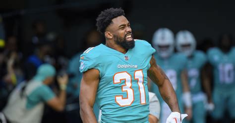 Dolphins bringing back RBs Raheem Mostert, Jeff Wilson on two-year deals