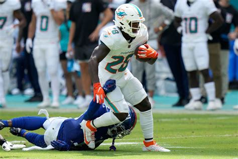 Dolphins place rookie RB De’Von Achane on IR with knee injury, expect him to return this season