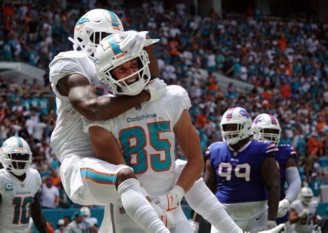 Dolphins re-signing River Cracraft to receiving corps