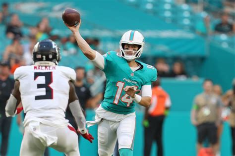 Dolphins reach deal with backup QB, local product Mike White and LB David Long to start free agency