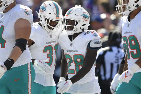 Dolphins rookie De’Von Achane expected to miss multiple weeks with knee injury, per reports