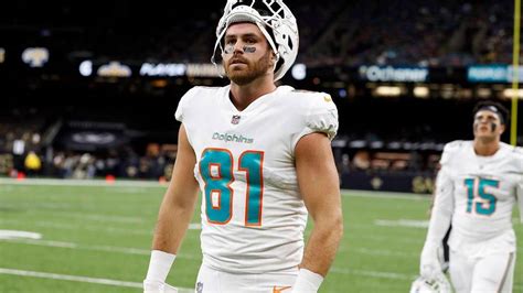 Dolphins sign tight end Durham Smythe to contract extension