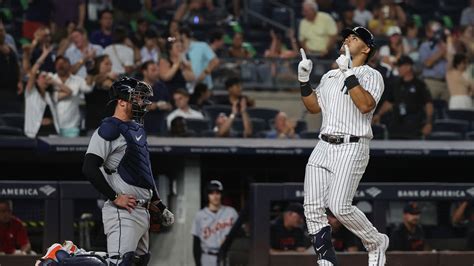 Domínguez’s first Yankee Stadium homer, 3 hits lift Yanks over Tigers 4-3 and above .500