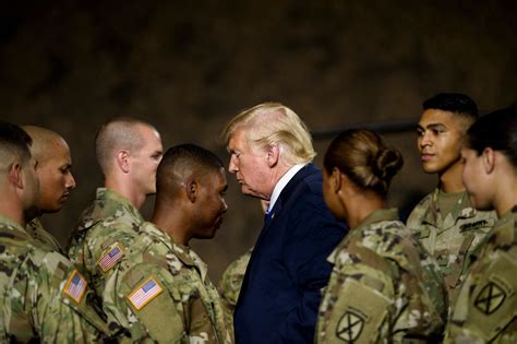 Donald Trump military parade controversy under pressure 'kral olmadığını' ısrarla söylüyor.