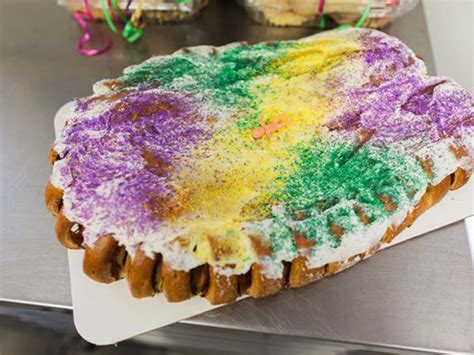 Dong phoung king cake. No cinnamon or light cinnamon, this isn't a cinnamon roll! Purple, green, and gold granulated sugar on top. Disqualifications from good king cake: Thick white icing. Sprinkles. Dry cake that's like a cinnamon roll. The name "Randazzo's". The Copelands cheesecake king cake is … 