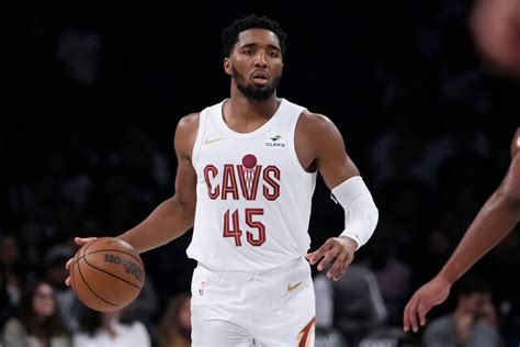 Donovan Mitchell scores 27 points as Cavaliers top Nets 114-113 in season opener