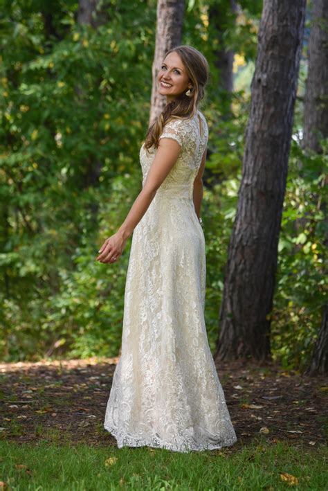 Dorris wedding dresses. Traditionally, a six o’clock wedding calls for formal or evening wear. However, many modern wedding parties eschew strict dress policies. Dress code is sometimes noted on the invit... 