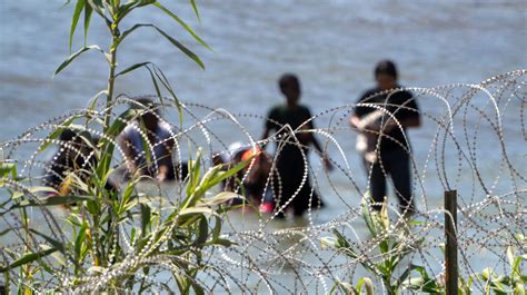 Dos migrantes embarazadas le dijeron a CNN que soldados de la Guardia Nacional de Texas les negaron agua
